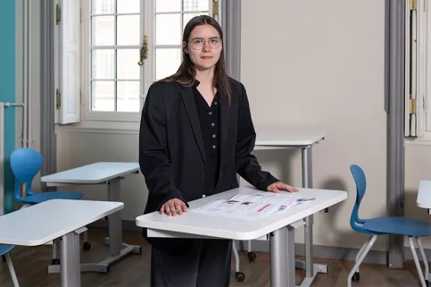  Campus éducatif et écologique Saint-.Philippe – Innovation pédagogique- Cléa pose derrière un bureau ergonomique qui se monte ou se descend 