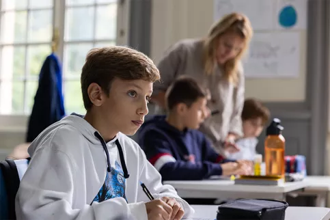 Rentrée des 6èmes au campus éducatif et écologique Saint-Philippe,  Valentino note le nom des enseignants sur son carnet scolaire 