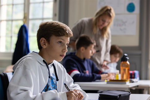 Rentrée des 6èmes au campus éducatif et écologique Saint-Philippe, Valentino note le nom des enseignants sur son carnet scolaire