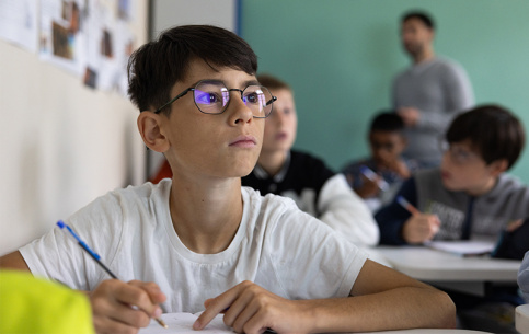 Rentrée des 6èmes au campus éducatif et écologique Saint-Philippe, Giulian note le nom des enseignants sur son carnet scolaire