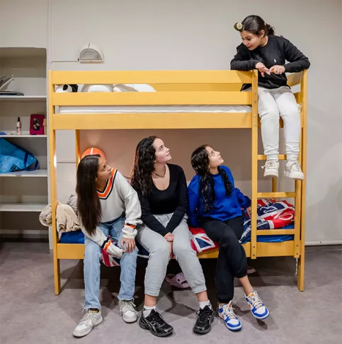 Chambre de l'internat des filles à l'IES Vitagliano de Marseille