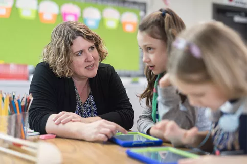 Une professeur des écoles avec des élèves de primaire