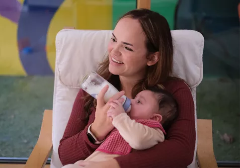 Crèche "Des premiers pas" à Nantes - Youcef prend son biberon avec  Bérengère BRIAND -  Educatrice de jeunes enfants (EJE) 