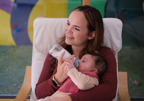 Crèche "Des premiers pas" à Nantes - Youcef prend son biberon avec  Bérengère BRIAND -  Educatrice de jeunes enfants (EJE) 