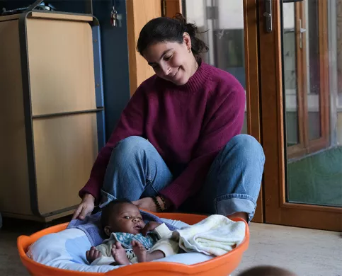 Crèche "Des premiers pas" à Nantes - Jeannette Laquerre - Aide Animatrice Petite Enfance avec Fatoumata (EJE