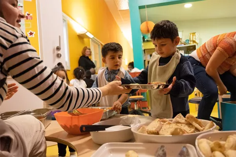 Multi-accueil Balthazar -  le déjeuner avec Ayden et Miran 