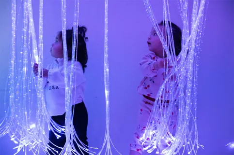 Multi-accueil Balthazar - Soumiya et Tasnim dans une salle de détente type "Snoezelen" 