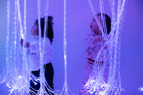 Multi-accueil Balthazar - Soumiya et Tasnim dans une salle de détente type "Snoezelen" 