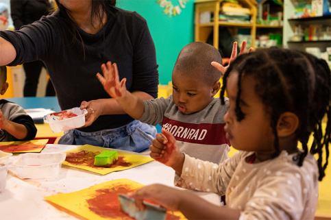 Multi-accueil Balthazar -  Atelier peinture avec Jézabel (EJE - Educatrice de jeune enfant) Daouda et Marry 
