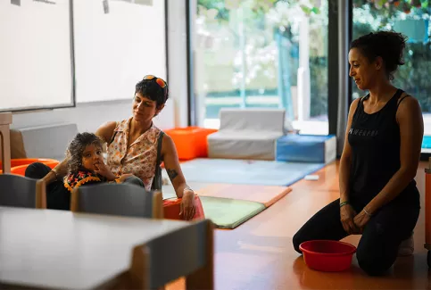 Crèche Les petits anges de Perpignan - une éducatrice de jeunes enfants avec une maman et sa fille