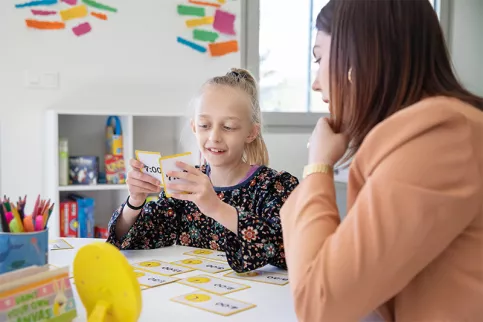 Elena et Déborah Michel, éducatrice scolaire; apprentissage de l'heure