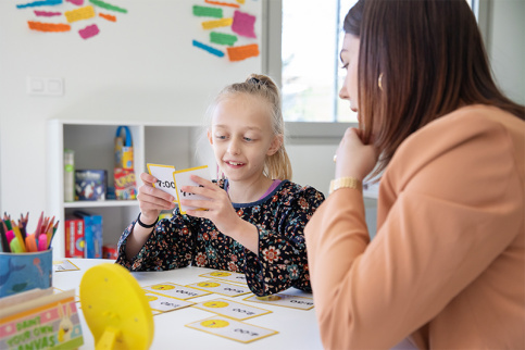 Elena et Déborah Michel, éducatrice scolaire; apprentissage de l'heure