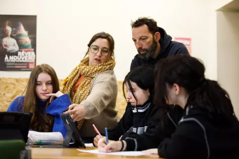 Dans une classe de collège, avec des élèves.