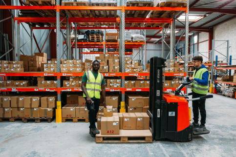 entrepôt avec un formateur et un jeune étudiant