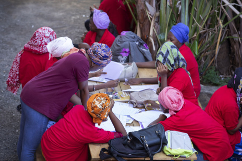 jeunes qui travaillent dehors à Mayotte