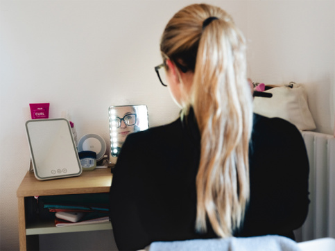  Chloé  en 2ème année de CAP Coiffure dans sa chambre à l'internat 