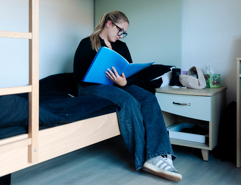 Chloé  en 2ème année de CAP Coiffure dans sa chambre à l'internat