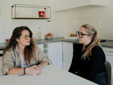 Chloé  en 2ème année de CAP Coiffure avec Julie Lafon Educatrice à l'internat 
