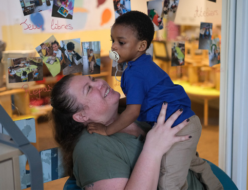 Crèche "Des premiers pas" à Nantes - un enfant dans les bras d'Anne-Lyse GAUTIER - Accompagnante Educatif Petite Enfance 