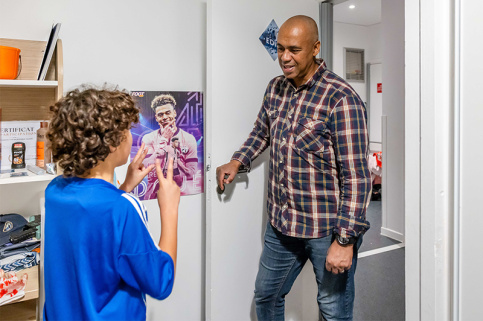 Nabil Keba-Kone, surveillant de nuit à la MECS La Valbourdine - discussion avec un enfant dans sa chambre