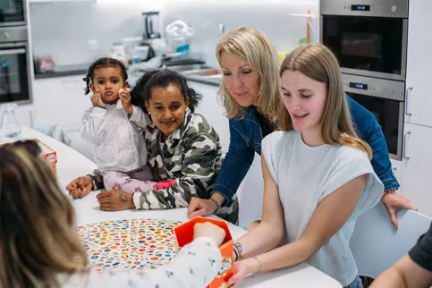 Maison des familles de Dijon - moment de jeux - une maman et sa fille,  Vanessa Champenois la directrice et une stagiaire