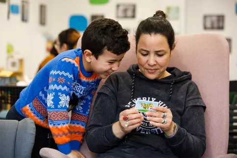 Maison des familles de Toulouse - une maman et son fils