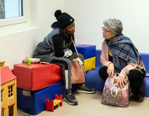 Maison des familles de Montdidier - Jubelvie, à gauche, maman accueillie, discute avec Carole, bénévole