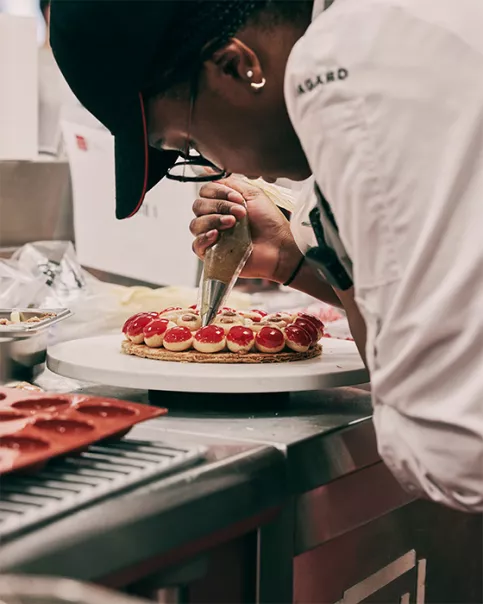 Concours de pâtisserie - Marietou prépare son dessert
