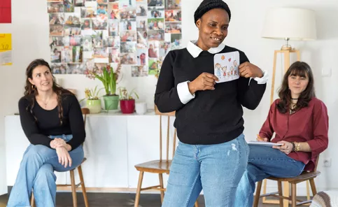 Maison des familles du bassin annécien  - atelier "Y'a pas de parent parfait" (YAPPP) avec les mamans et l'équipe. Euphémie, prend la parole
