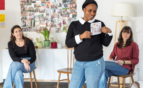 Maison des familles du bassin annécien  - atelier "Y'a pas de parent parfait" (YAPPP) avec les mamans et l'équipe. Euphémie, prend la parole