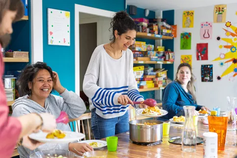 Maison des familles du bassin annécien  - Lucile, travailleuse sociale à la Maison des Familles avec des mamans lors du déjeuner