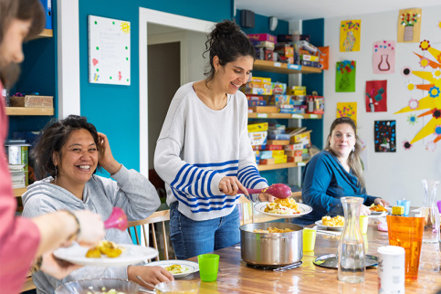 Maison des familles du bassin annécien  - Lucile, travailleuse sociale à la Maison des Familles avec des mamans lors du déjeuner