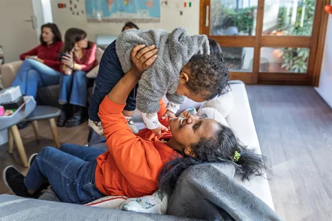 Maison des familles du bassin annécien  - Luwan, une maman avec son fils Enok