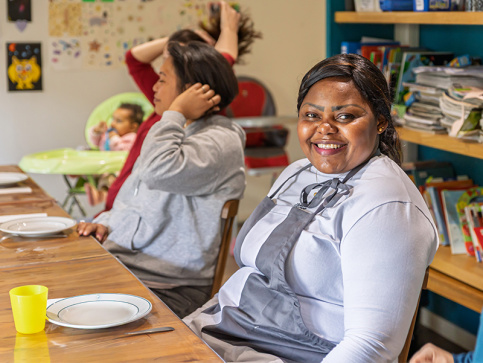 Maison des familles du bassin annécien  - Portait de Victoire, une maman dans la salle à manger  