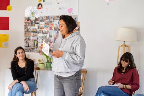 Maison des familles du bassin annécien  - Marie-Anne, une maman,  prend la parole lors de  l'atelier "Y'a pas de parent parfait" (YAPPP) 