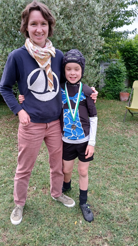 Une femme et un enfant se tenant par le bras