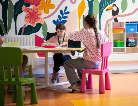 Services éducatifs Louis et Zélie Martin à Colmar - dispositif AEMO - Jeux et temps calme après le repas, activité dessin