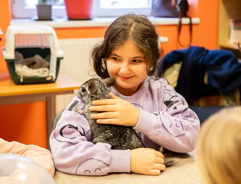 Services éducatifs Louis et Zélie Martin à Colmar - dispositif AEMO - Atelier médiation animale  avec l'association Agatea.  Hazal avec un hamster