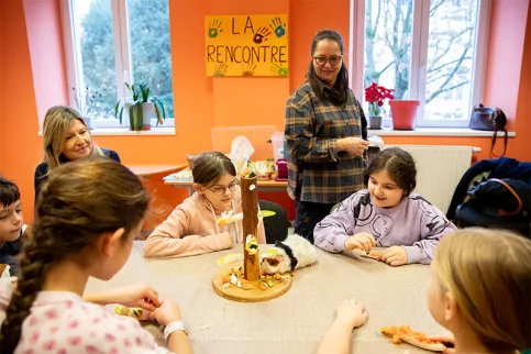 Services éducatifs Louis et Zélie Martin à Colmar - dispositif AEMO - Atelier médiation animale  avec l'association Agatea. En présence de : Anne, intervenante de l’association (debout) et les enfants :  Nora et Hazal. Avec un cobaye.