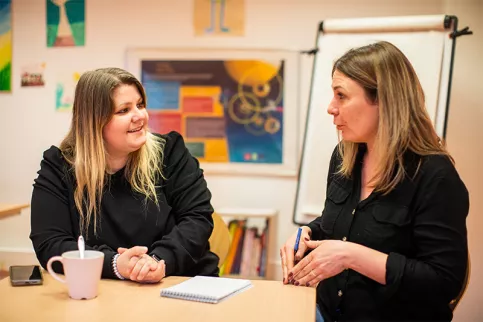 Services éducatifs Louis et Zélie Martin à Colmar - dispositif AEMO - Anna S.   (gauche), mère d’Antony, enfant accueilli en AEMO, échange avec Barbara Brignon (droite), éducatrice spécialisée AEMOH