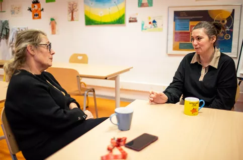 Services éducatifs Louis et Zélie Martin à Colmar - dispositif AEMO - Stéphanie Malaise-Kern, cheffe de service éducatif  (gauche),  échange avec  Natacha K.   (droite), mère d’un enfant accueilli