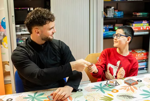 Services éducatifs Louis et Zélie Martin à Colmar - dispositif AEMO - Jeux et temps calme après le repas, avec Axel Jacquin, éducateur sportif