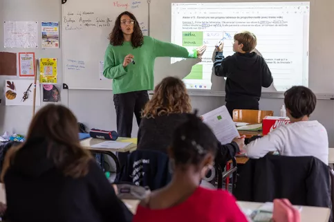 LPA Daniel Brottier - une classe de 4ème en cours de mathématiques avec Joanna Cousinou, enseignante. Maël, soutenu par le dispositif COREA (COnfiance, REussite et Accompagnement), dispositif de lutte contre le décrochage scolaire, est au tableau