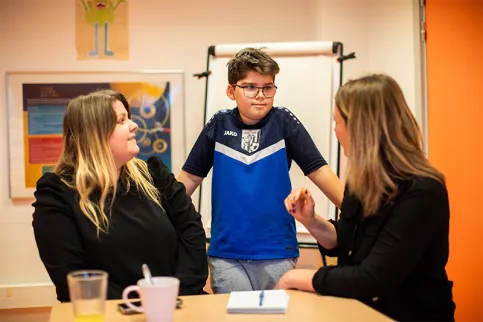 Services éducatifs Louis et Zélie Martin à Colmar - dispositif AEMO - Anna Sikanja   (gauche), mère d’Antony (centre), enfant accueilli en AEMO, et Barbara Brignon (droite), éducatrice spécialisée AEMOH 