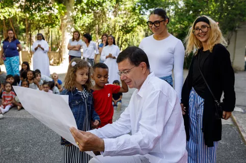 Visite de Jean-Baptiste de Chatillon aux établissements et dispositifs de Marseille - Ensemble scolaire Vitagliano : tous les élèves sont rassemblés pour accueillir Jean-Baptiste : des élèves de maternelle offrent à Jean-Baptiste une composition artistique de bienvenue qu'ils ont créée.