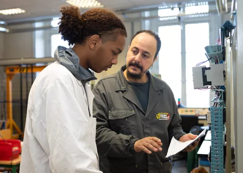 David au lycée professionnel de Saint-Philippe, en 1ère année de BAC PRO MELEC (métiers de l'électricité et de ses environnements connectés) avec son professeur Madjid Ait-Mebrouk