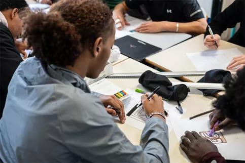 David au lycée professionnel de Saint-Philippe, en 1ère année de BAC PRO MELEC (métiers de l'électricité et de ses environnements connectés) en cours d'art appliqué 