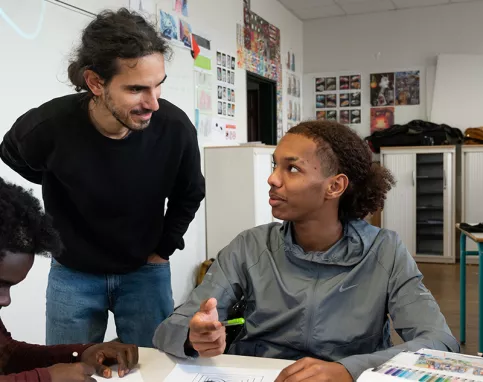 David au lycée professionnel de Saint-Philippe, en 1ère année de BAC PRO MELEC (métiers de l'électricité et de ses environnements connectés) en cours d'art appliqué avec son professeur 