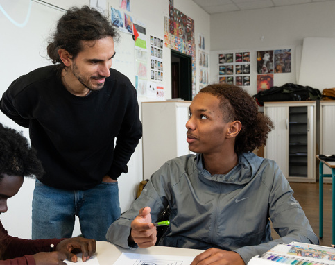 David au lycée professionnel de Saint-Philippe, en 1ère année de BAC PRO MELEC (métiers de l'électricité et de ses environnements connectés) en cours d'art appliqué avec son professeur 