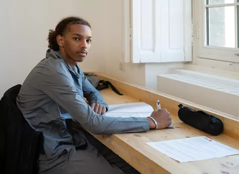David au lycée professionnel de Saint-Philippe, en 1ère année de BAC PRO MELEC (métiers de l'électricité et de ses environnements connectés) dans sa chambre à l'internat